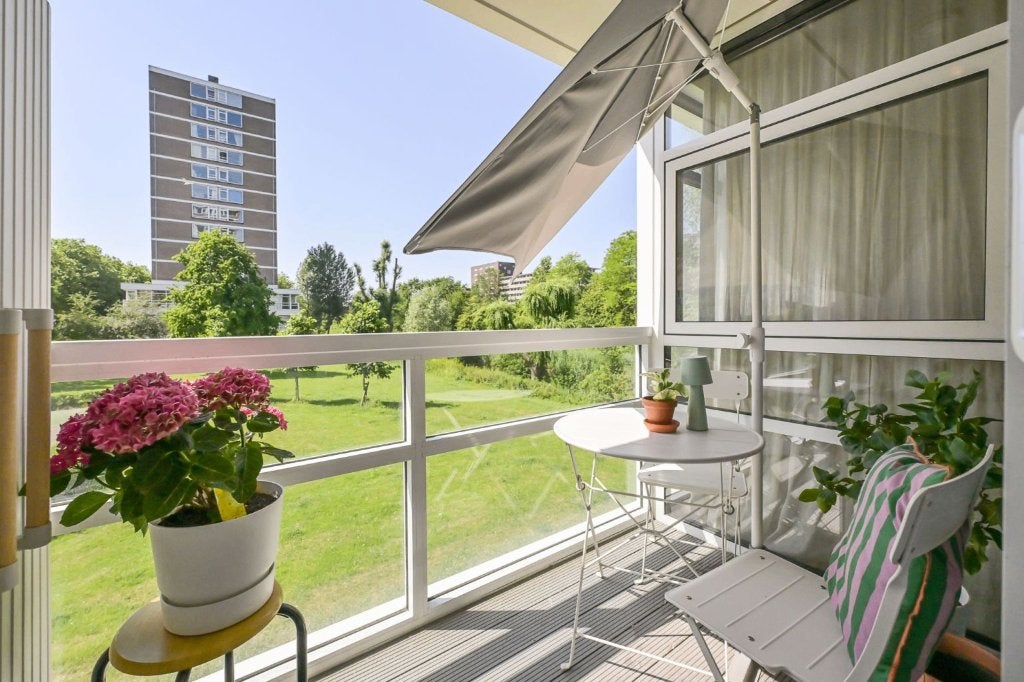 IKEA balkonset: tafel, 2 stoelen, parasol + voet en kussens, Bijzettafel, Nieuw, Tuinset, Ophalen