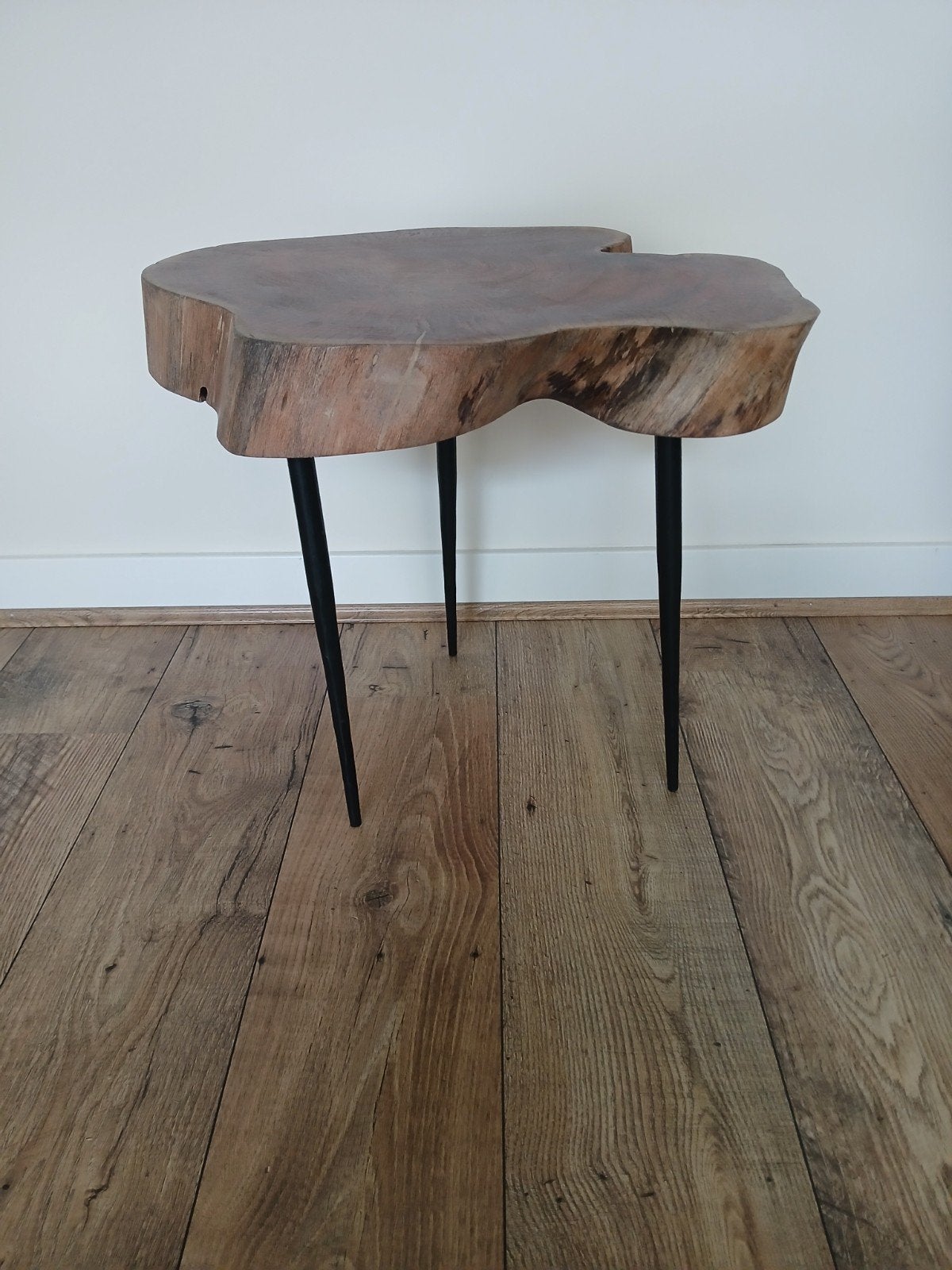 Unieke bijzettafel van boomstam met metalen poten, Zo goed als nieuw, Overige vormen, Hout, Ophalen