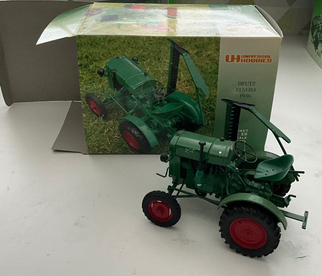 tractor op de doos staat schaal 1.16, Ophalen of Verzenden, Nieuw, Tractor of Landbouw, Universal Hobbies