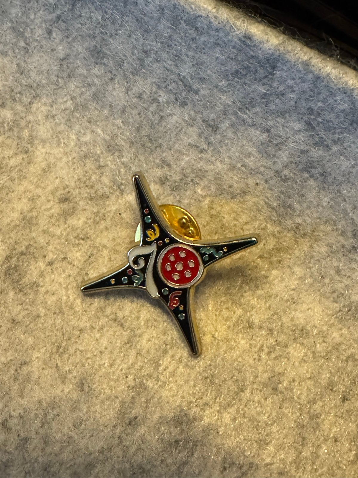 Efteling 70 jaar jubileum personeelspin met naam inscriptie, Ophalen, Zo goed als nieuw, Button of Speldje