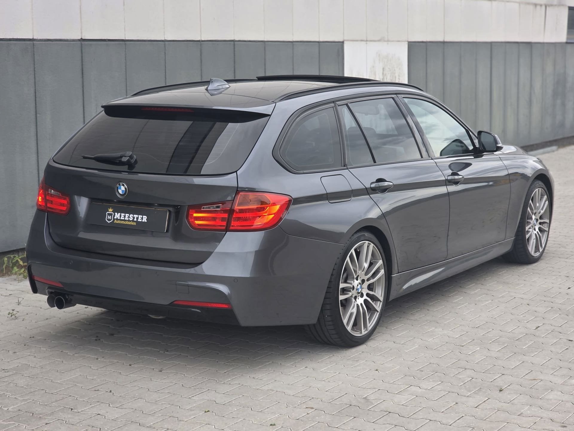 BMW 3-serie Touring 320d High Executive|M-SPORT|PANO|LEDER, Auto's, Achterwielaandrijving, Zwart, 4 cilinders, Leder