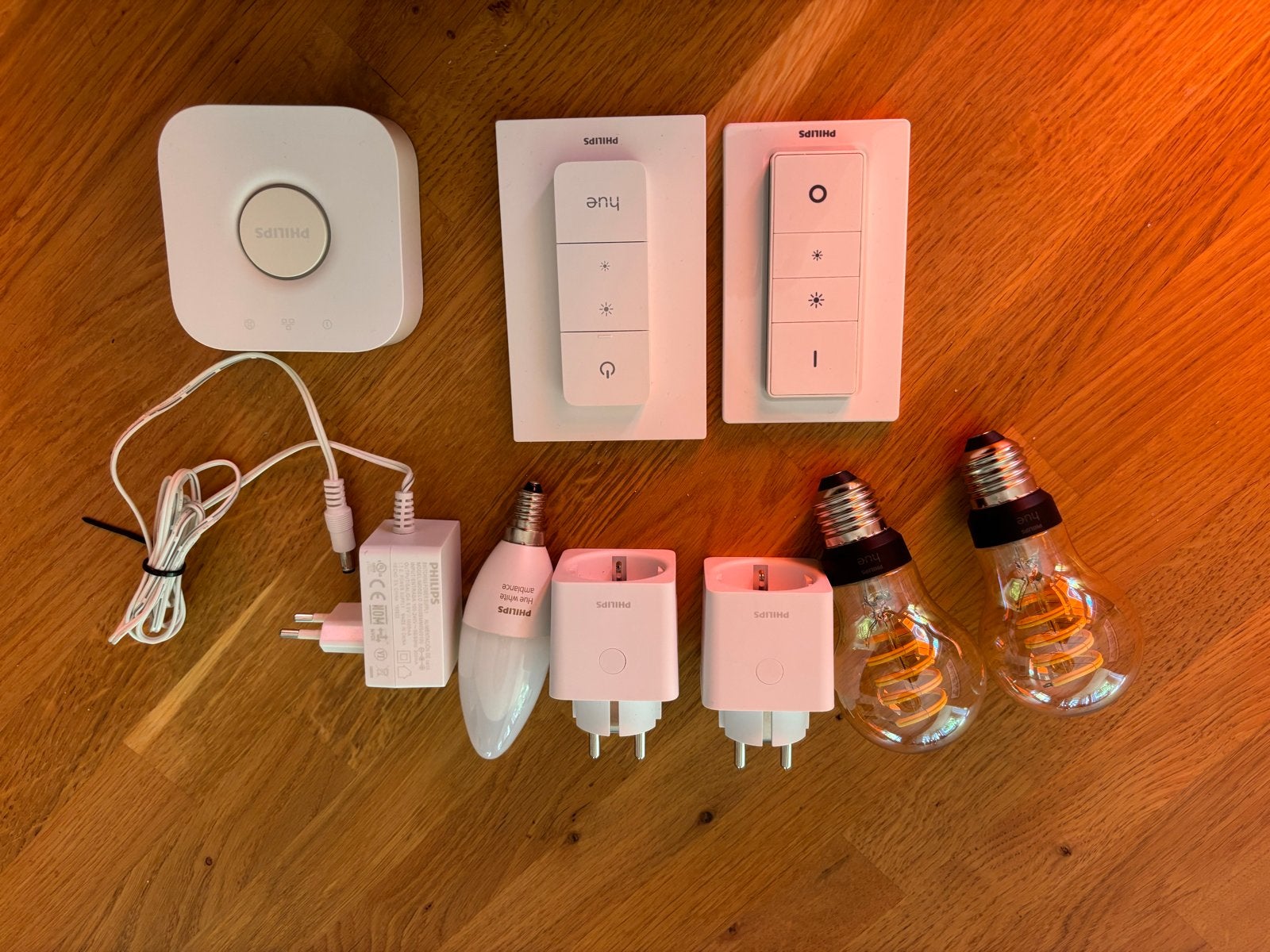 Philips Hue Starterset: Bridge, lampen, dimmers en plug, Wit, E14 (klein), Ophalen of Verzenden, Glas