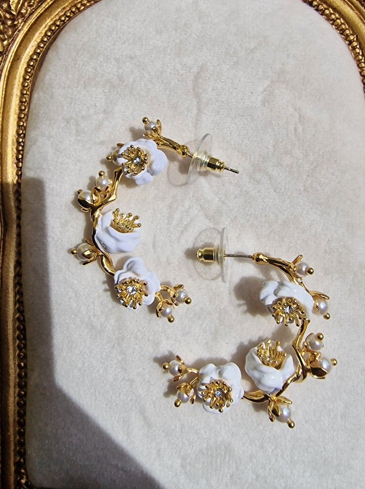 Les Néréides Gouden Oorbellen met Witte Bloemen, Overige materialen, Hangers, Nieuw, Ophalen of Verzenden