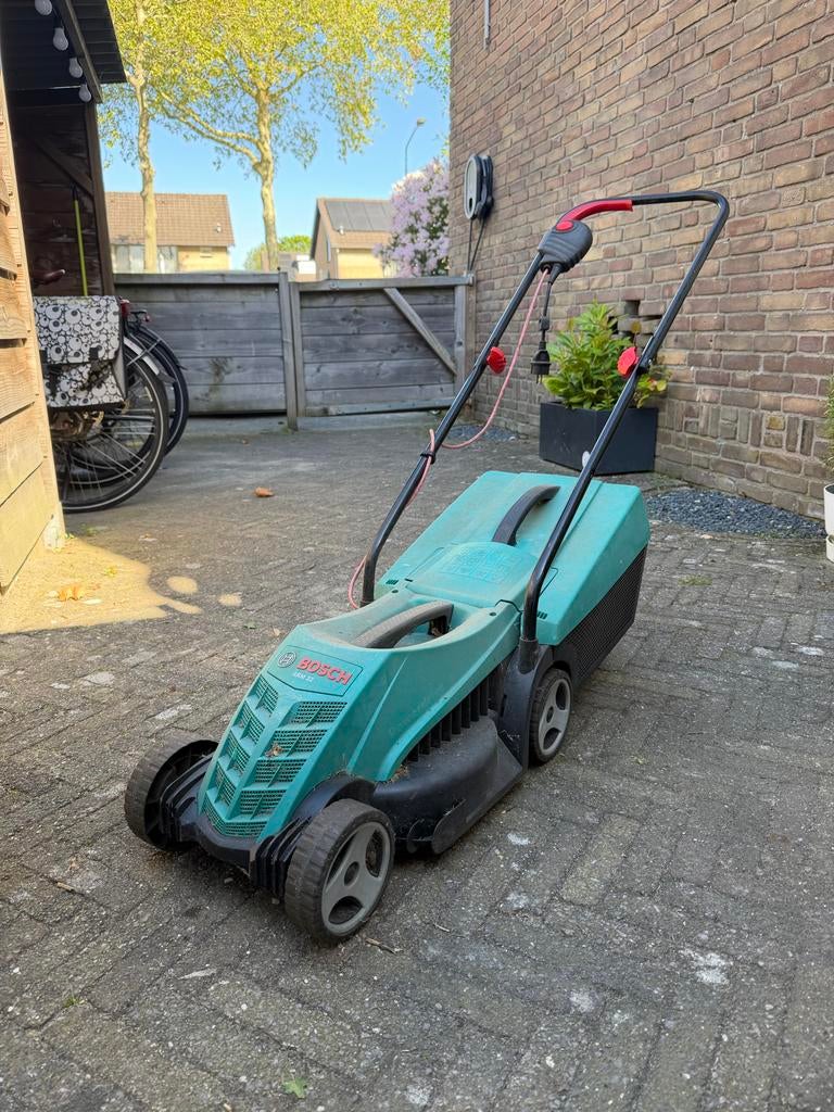 Bosch ARM 32 elektrische grasmaaier - Compact en krachtig, Tuin en Terras, Grasmaaiers, Ophalen, Cirkelmaaier, Gebruikt, Elektrische grasmaaier