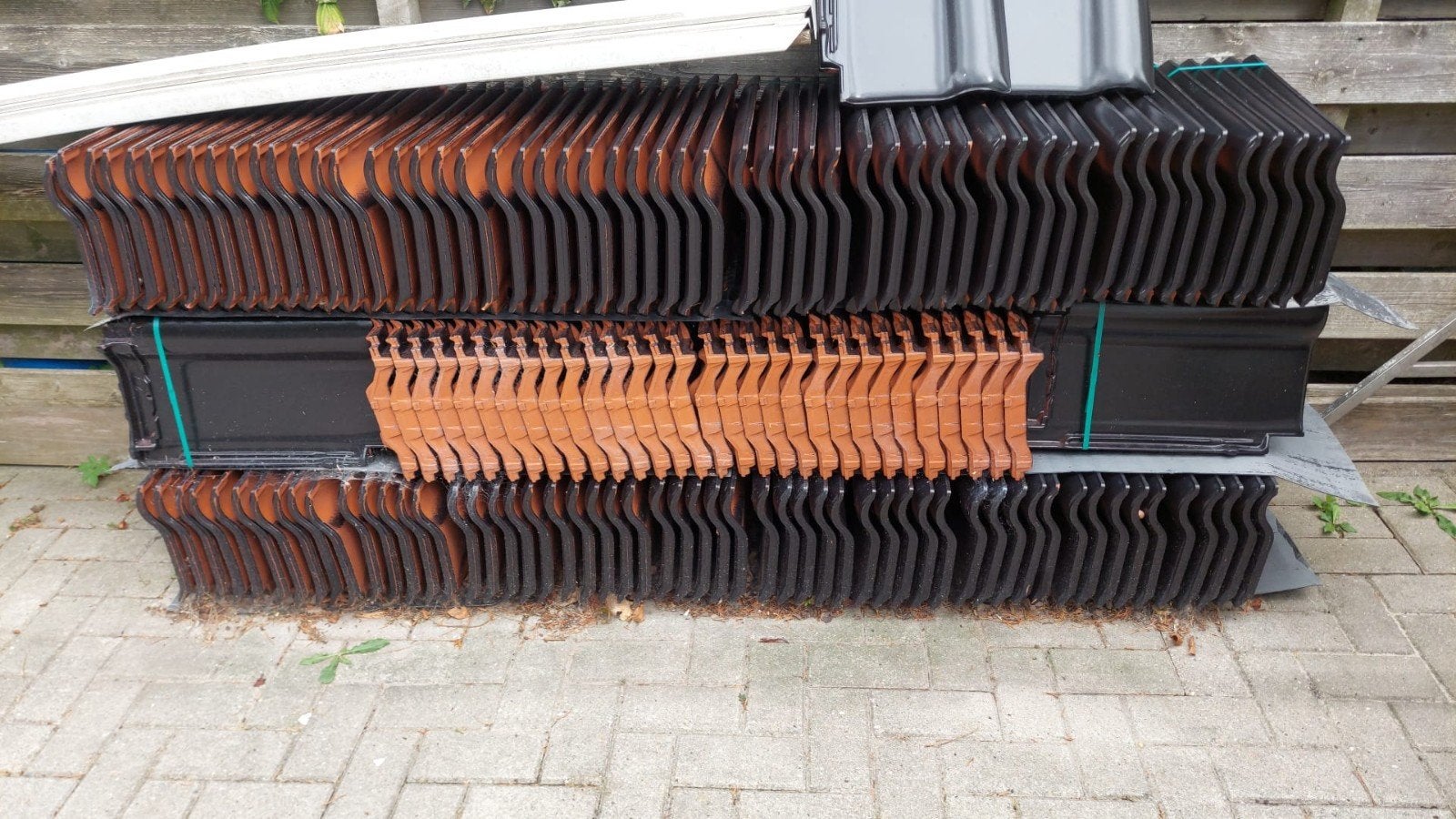 Nieuwe dakpannen, Ophalen, Steen of Klei, Zwart, Nieuw
