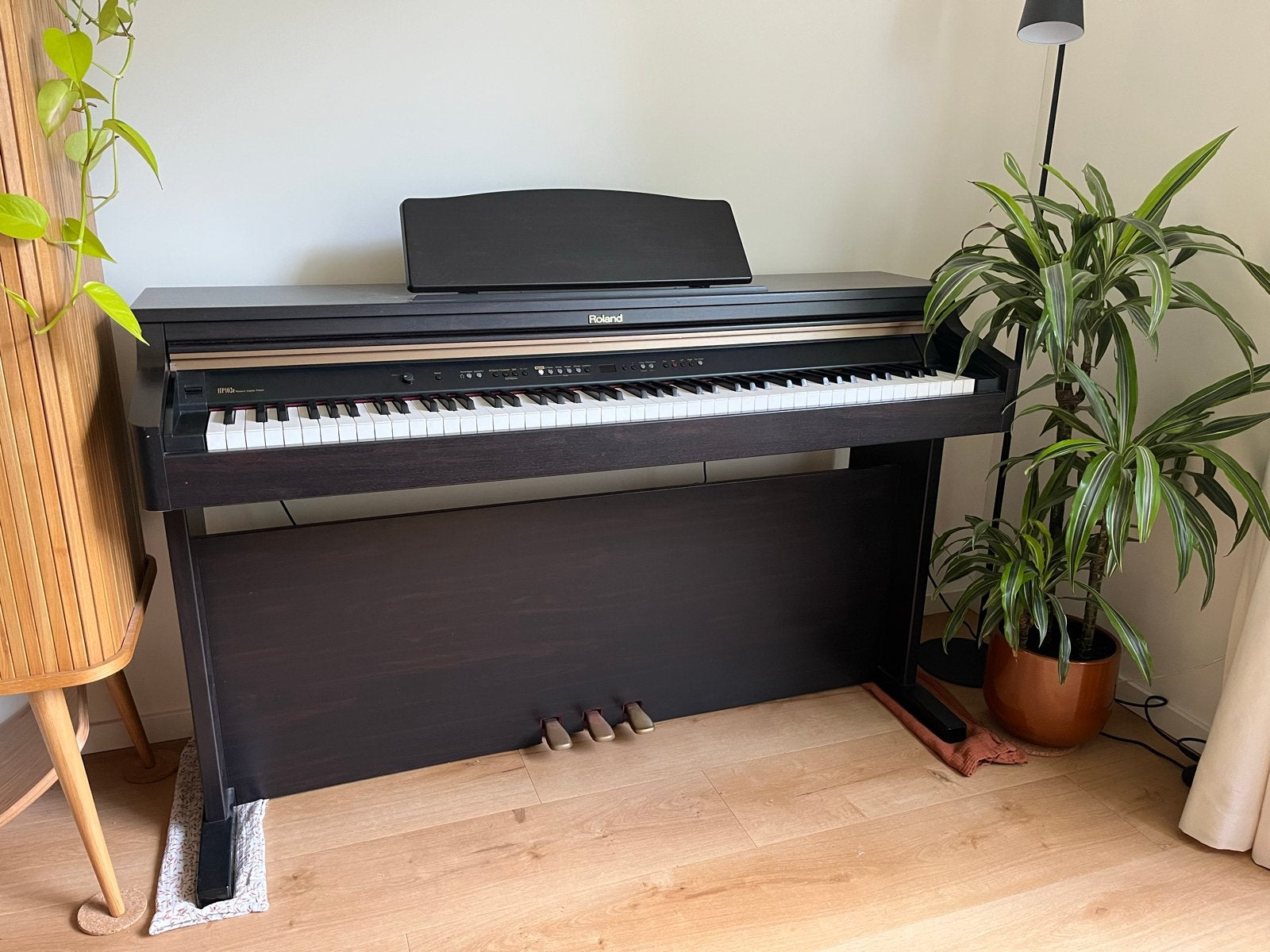 Roland HP102e Digitale Piano - Gebruikt, Muziek en Instrumenten, Piano's, Ophalen, Gebruikt, Bruin, Digitaal