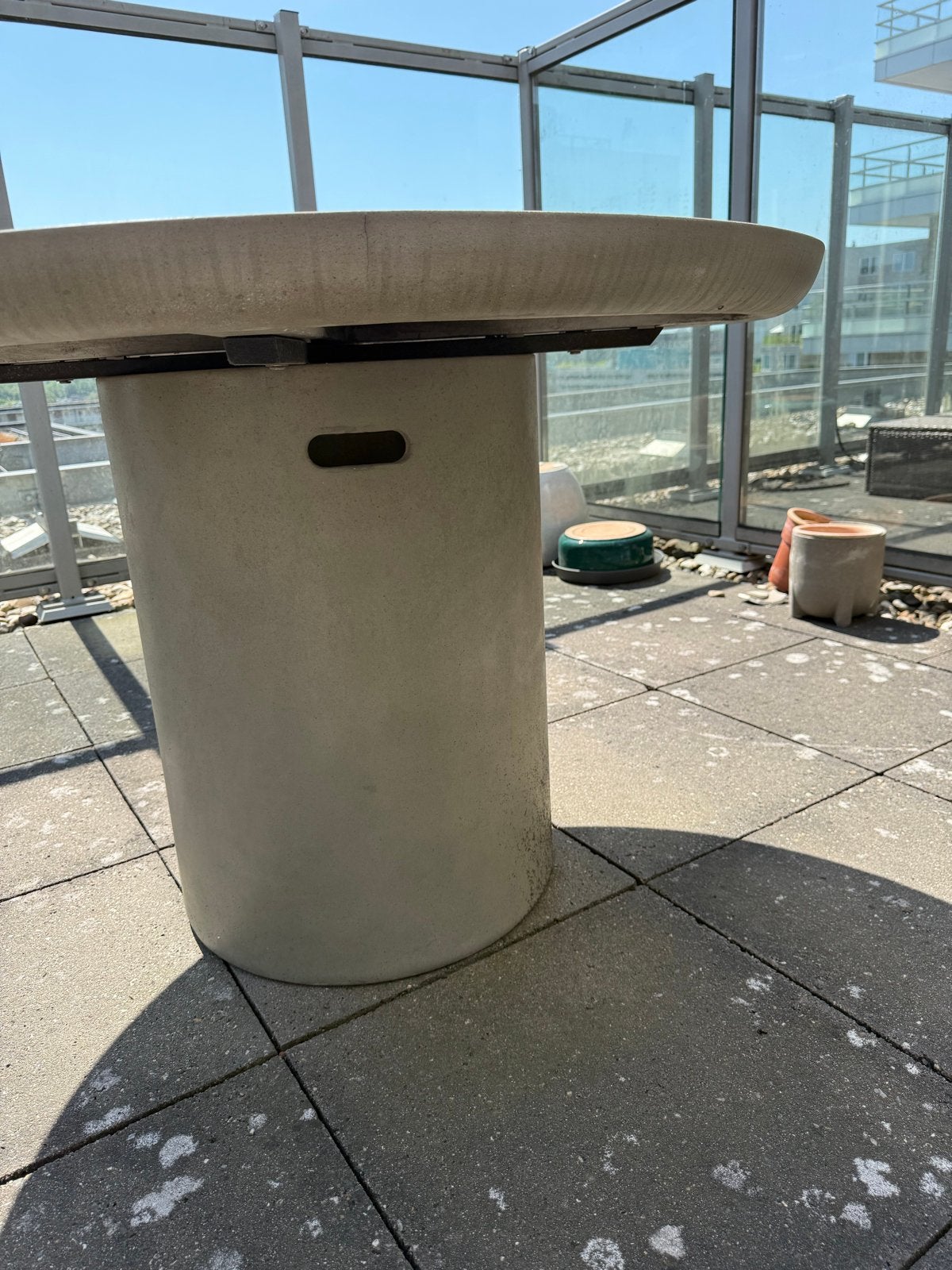 Gratis af te halen: Ronde betonnen tuintafel, Ophalen, Gebruikt, Rond, Overige materialen