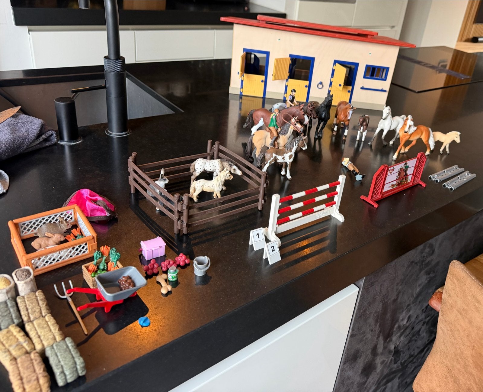 Schleich Paardenstal met Paarden en Accessoires, Ophalen of Verzenden, Gebruikt