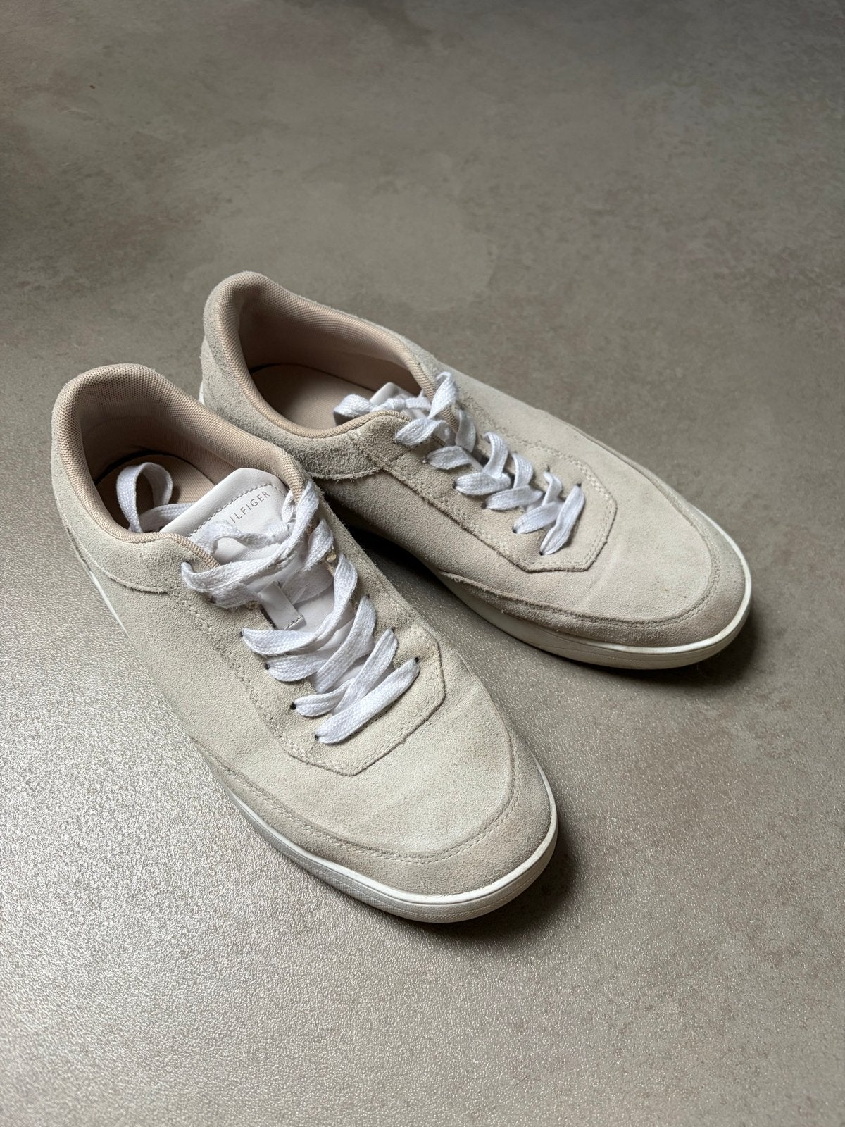 Tommy Hilfiger schoenen maat 43, Ophalen of Verzenden, Gedragen, Overige kleuren, Sneakers of Gympen