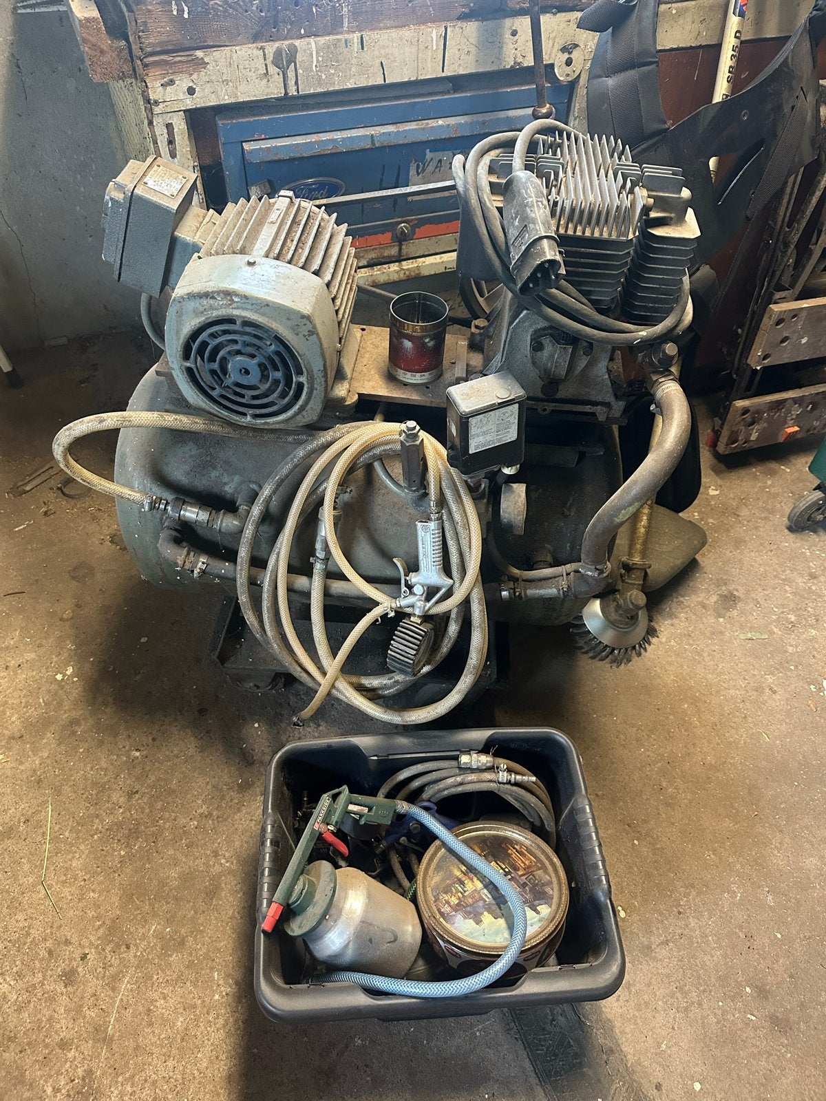 Robuuste compressor met accessoires, Doe-het-zelf en Verbouw, Gebruikt, 6 tot 10 bar, Ophalen of Verzenden, 25 tot 100 liter