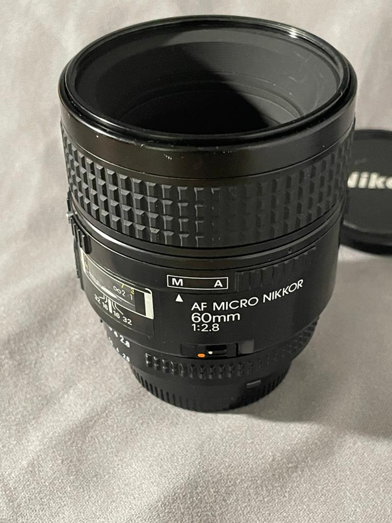 2 x Nikon,  Micro Nikkor 60/2.8 en Nikkor 85/1.8, Ophalen of Verzenden, Zo goed als nieuw, Macrolens