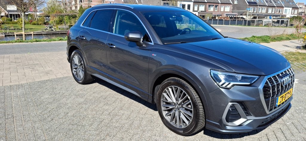Zeer mooie Audi Q3 35 Tfsi 150pk S-line automaat, Auto's, Audi, 4 cilinders, Zilver of Grijs, 750 kg, 5 stoelen