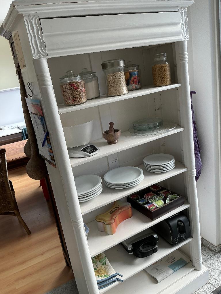 Witte houten open keukenkast, Ophalen