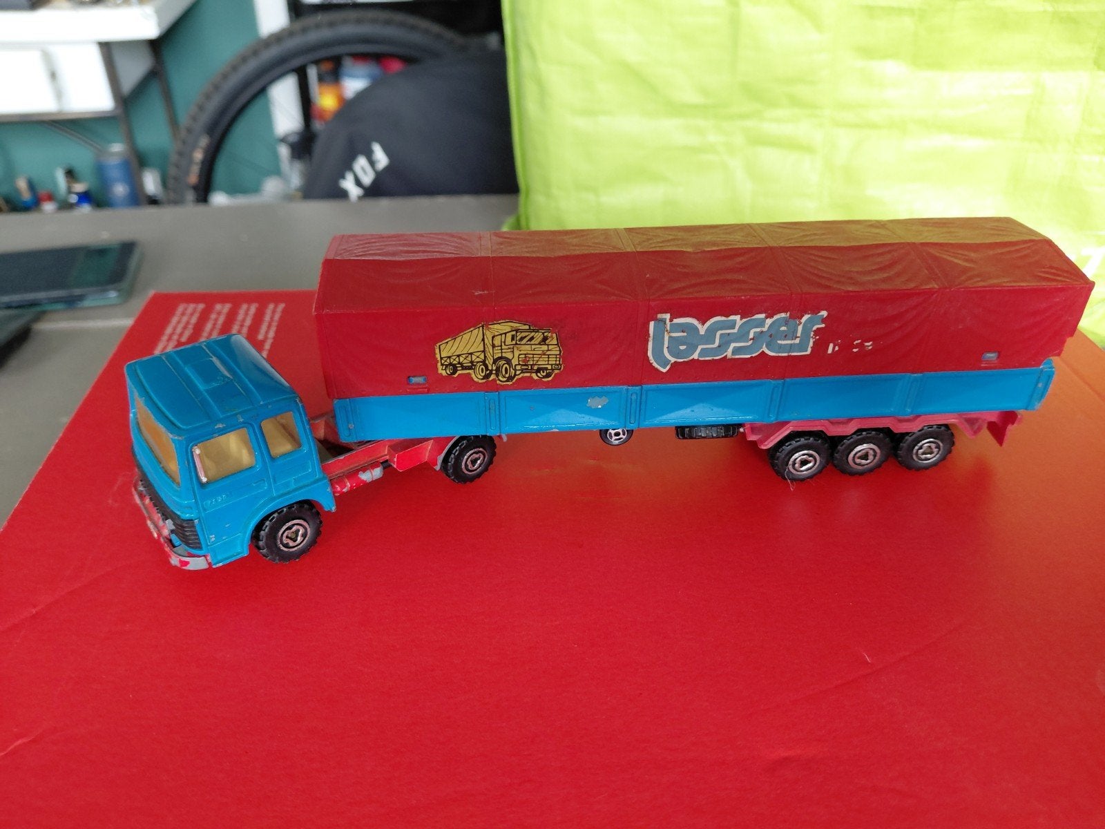 Majorette 1/60 - 2 bespeelde trucks, Kinderen en Baby's, Ophalen of Verzenden, Gebruikt