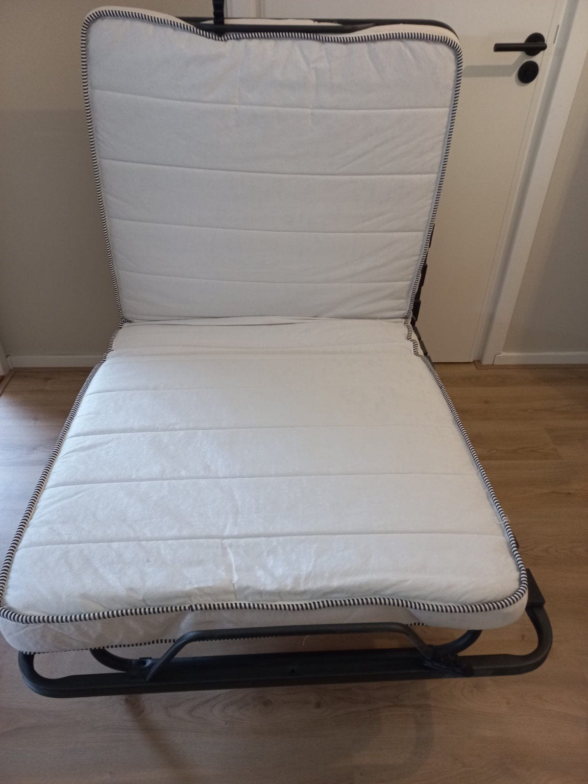 Net opklapbed / logeerbed Leenbakker in nette staat, Huis en Inrichting, Ophalen, Eenpersoons, Wit, Zo goed als nieuw