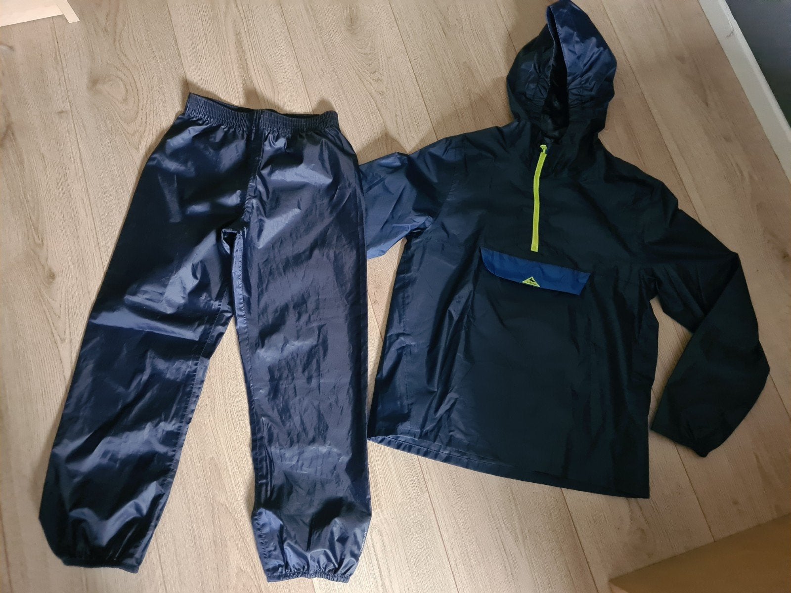 Quechua regenpak 116/122 valt groot, Overige typen, Quechua, Jongen of Meisje, Ophalen of Verzenden