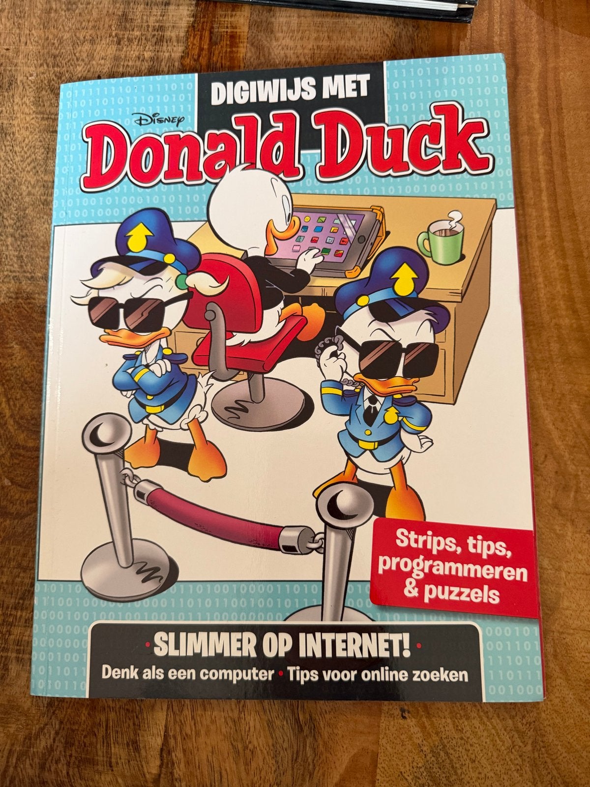 Donald Duck Digiwijs met Donald Duck - Strips, tips & puzzel, Boeken, Eén stripboek, Ophalen of Verzenden, Zo goed als nieuw