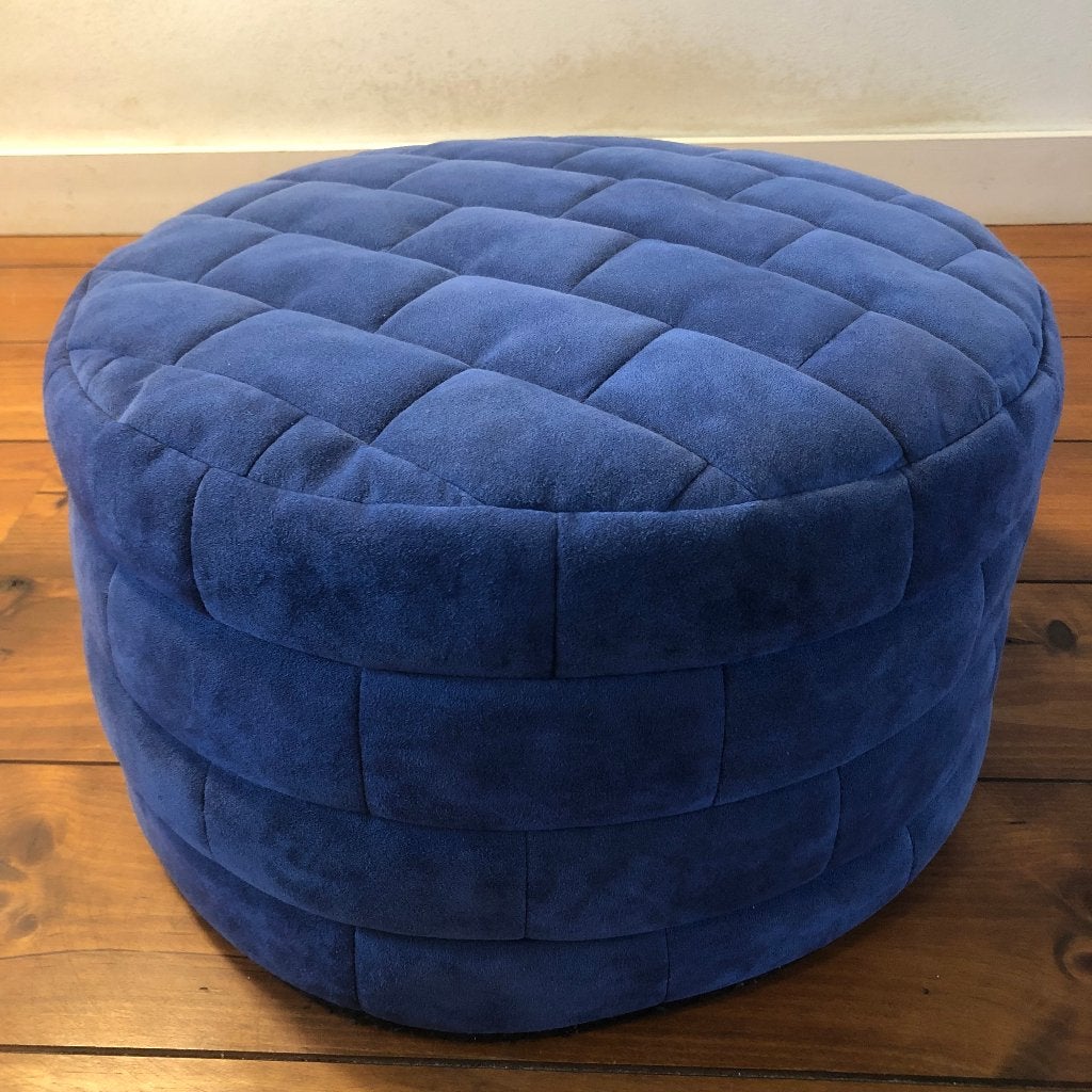Prachtige patchwork poef, blauw suede, vintage design, Leer, Ophalen of Verzenden, Zo goed als nieuw, 50 tot 75 cm