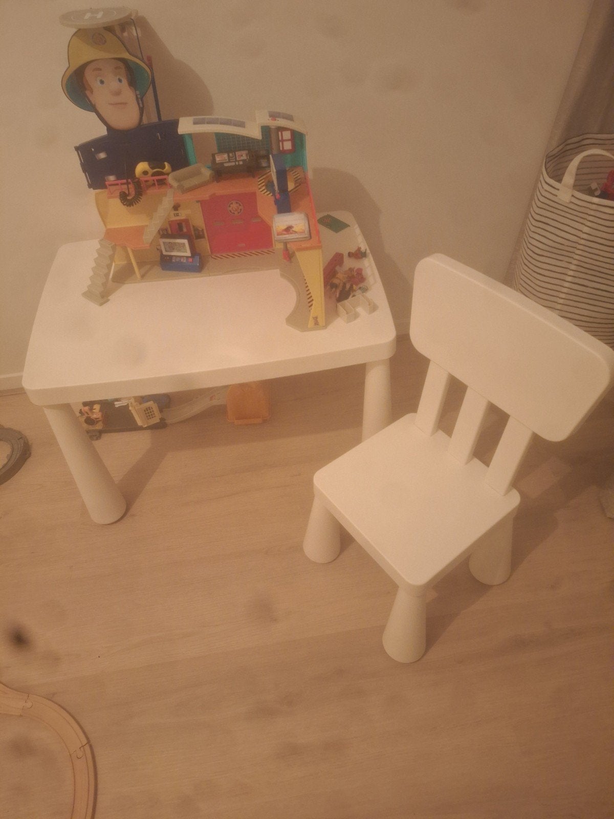 Ikea mammut tafel en stoel, Ophalen, Zo goed als nieuw, Tafel(s) en Stoel(en)