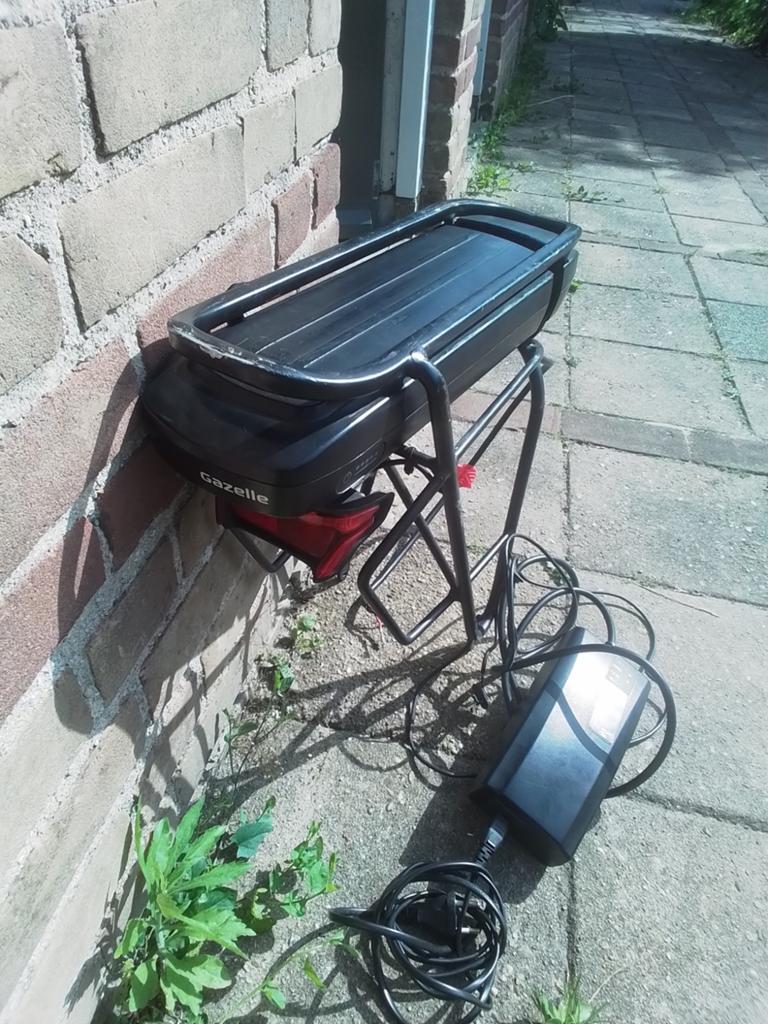Gazelle fietsaccu met oplader en bagagedrager, Ophalen, Gebruikt
