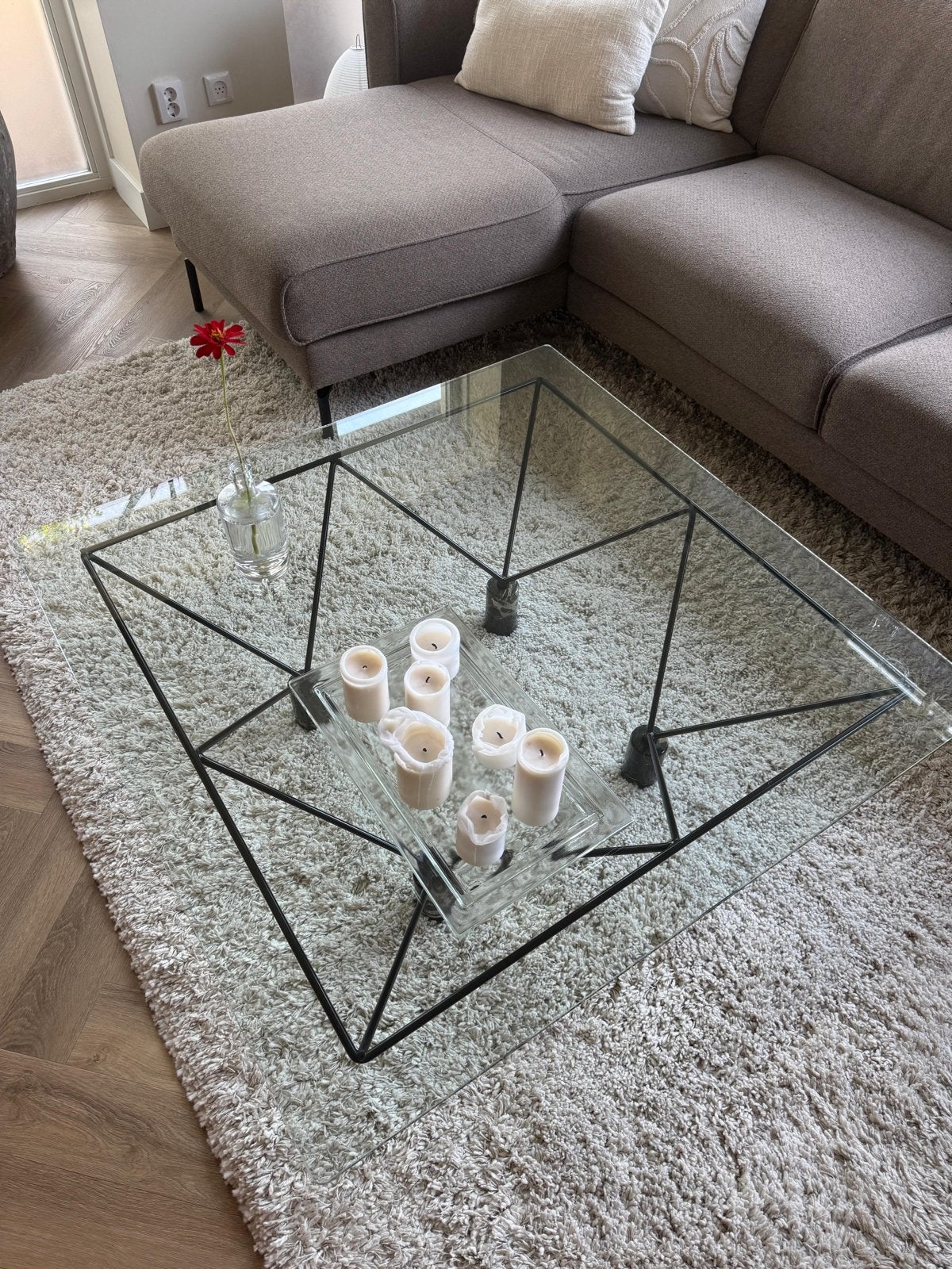 Glazen salontafel met geometrisch onderstel, marmer poot, Ophalen, Glas, Vierkant, Zo goed als nieuw