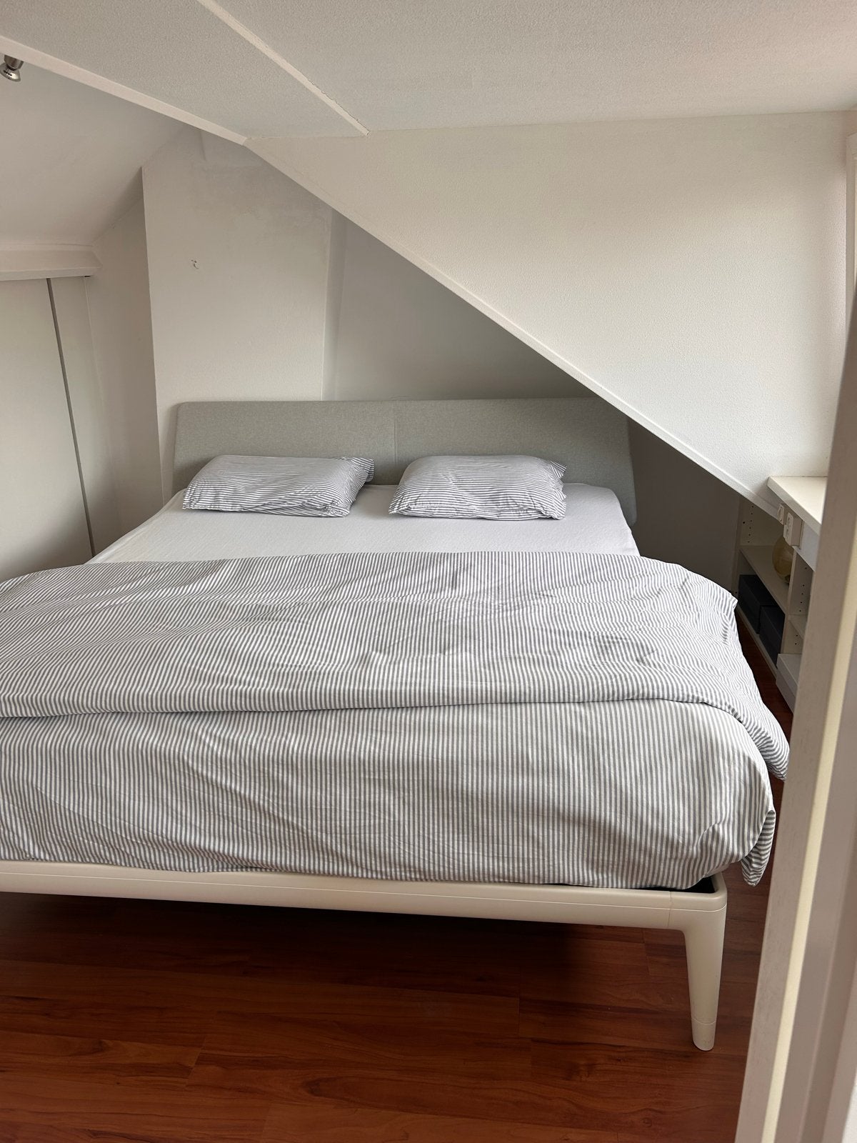 Auping Essential Bed 180x210 wit met stof, Ophalen, Tweepersoons, Zo goed als nieuw, 180 cm