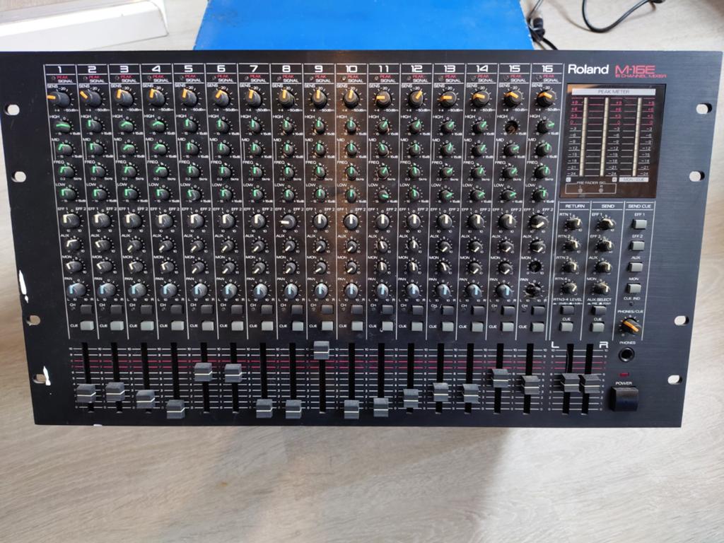 Roland M-16E 16-kanaals Mixer, Muziek en Instrumenten, Mengpanelen, Ophalen of Verzenden, Gebruikt, 10 tot 20 kanalen, Microfooningang