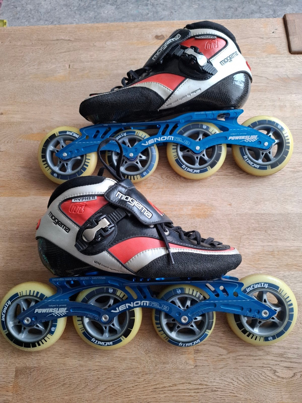 mogema cypher met powerslide venom 12.8 onderstel 4x 100mm, Kinderen, Ophalen of Verzenden, Zo goed als nieuw, Inline skates 4 wielen