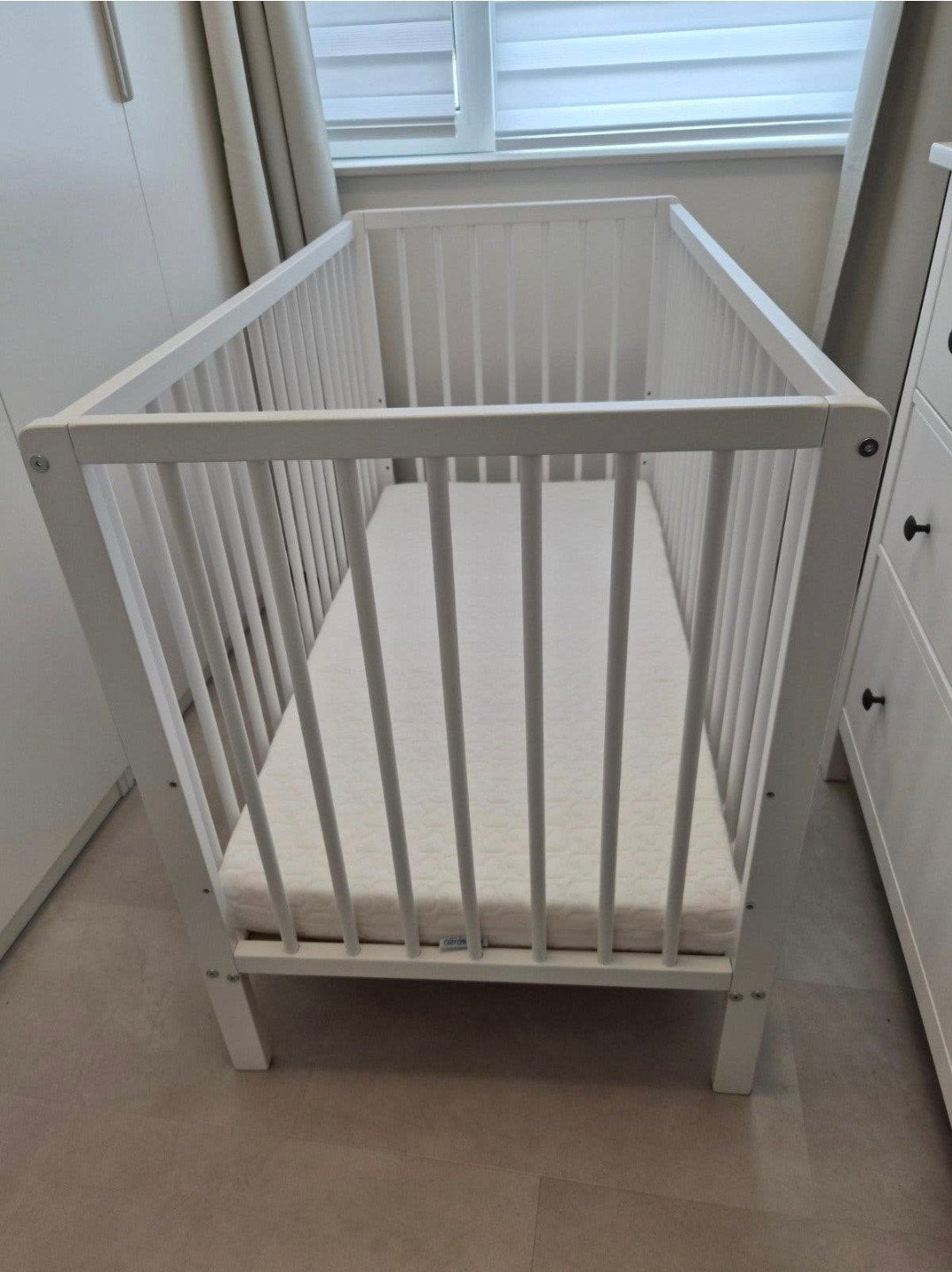 prenatal wit babybedje,aerosleep matras,gratis hoeslakens, Ophalen, Gebruikt, In hoogte verstelbaar