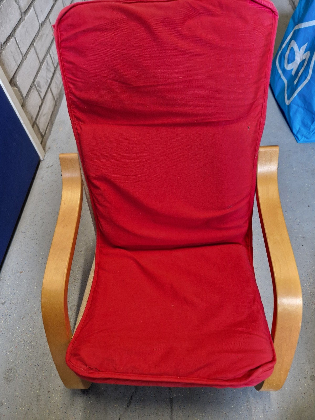 IKEA kinderstoel met rood kussen - Gebruikt, Kinderen en Baby's, Kinderstoelen, Ophalen, Gebruikt, Overige typen