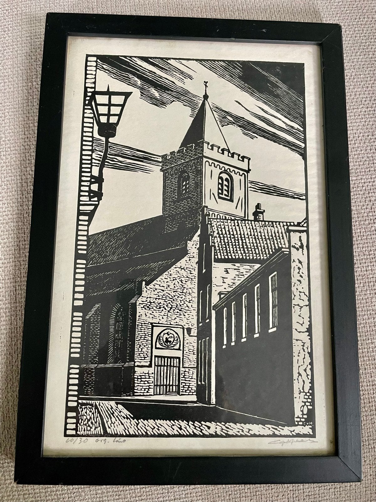 Ingelijste originele lino van kerk in stadsgezicht, Stadsgezicht, Ophalen of Verzenden, Lithografie, 1950 - 1999