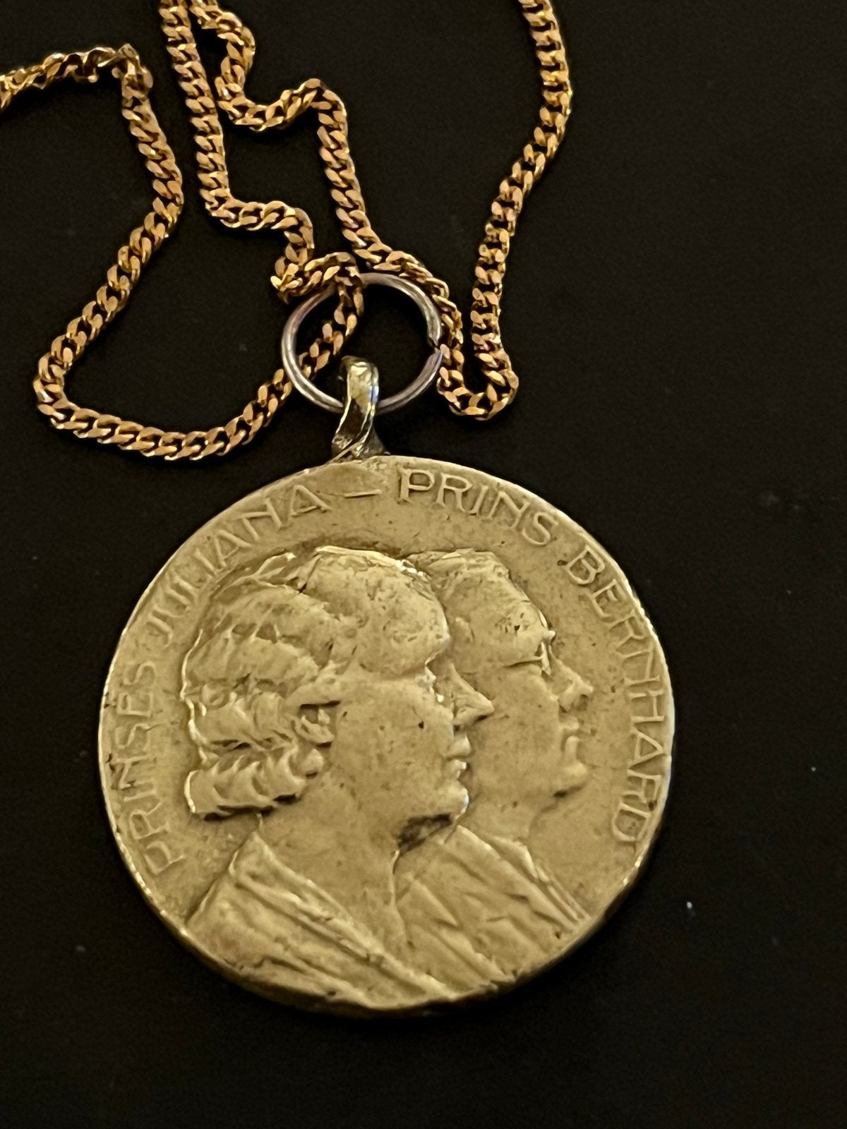 Antieke ketting met hanger Rotterdam Bernard & Juliana 1937, Verzenden, Overige materialen, Ketting