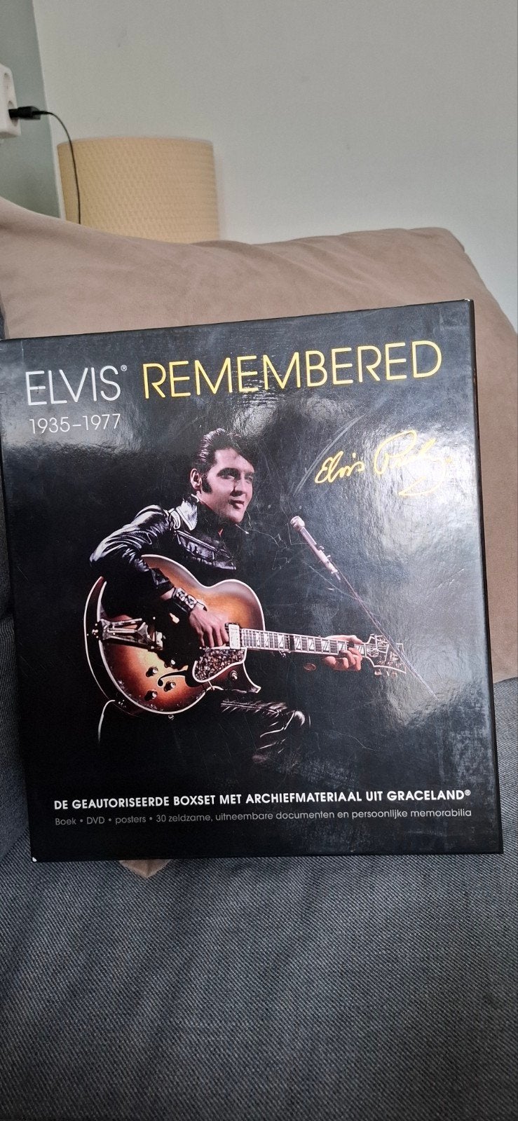 Elvis Remembered Boxset - Boek, DVD, Posters, Memorabilia, Boeken, Muziek, Zo goed als nieuw, Artiest, Ophalen of Verzenden