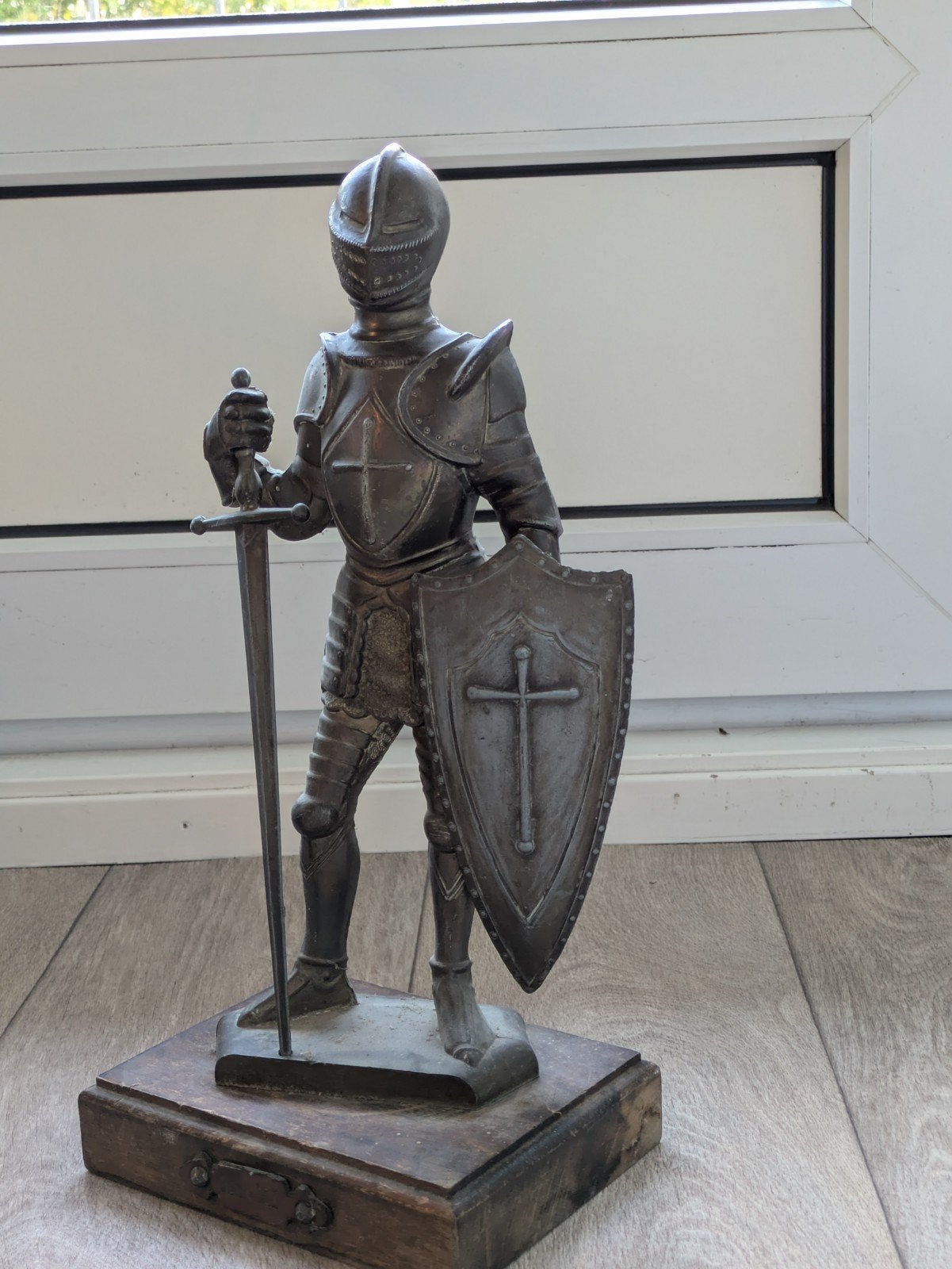 Massief bronzen ridderbeeld op houten sokkel, 42cm, Antiek en Kunst, Ophalen of Verzenden