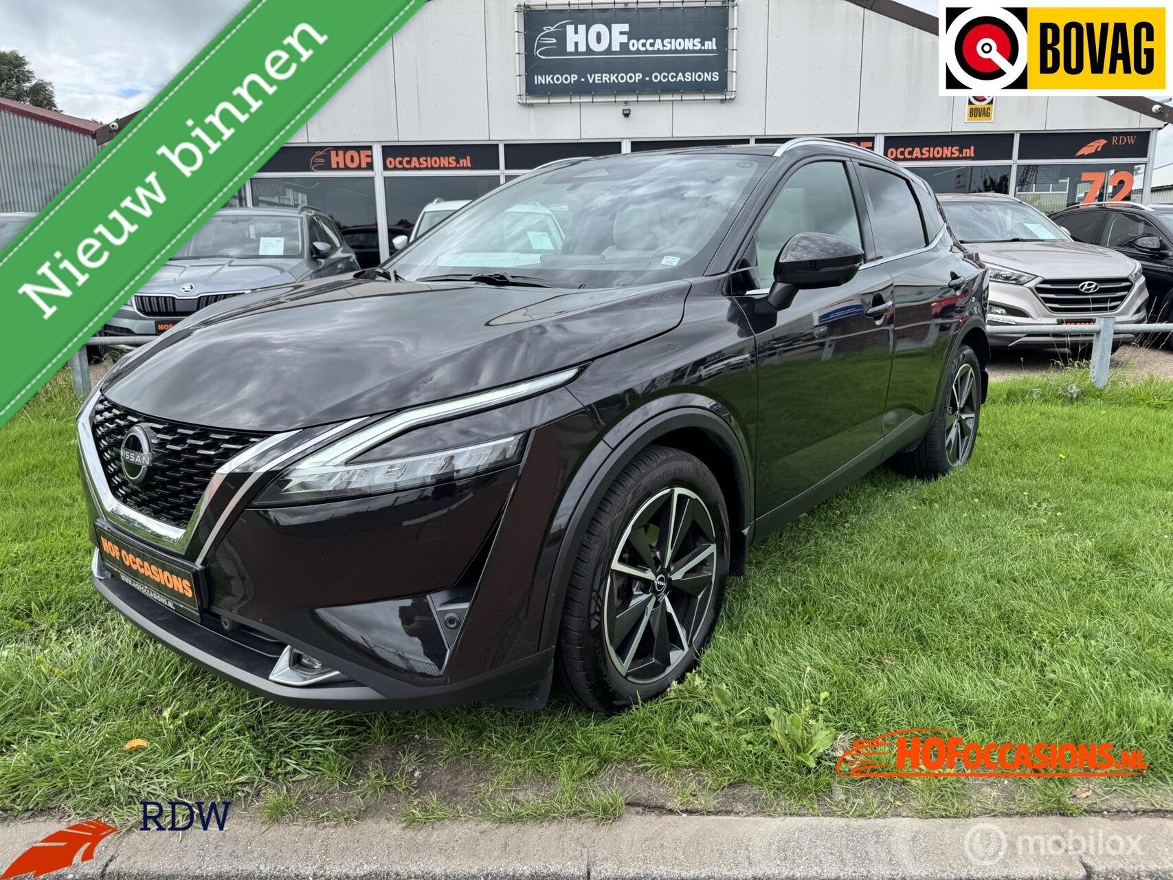 Nissan Qashqai 1.3 MHEV Tekna PANO / LEDER / HUD / TREKHAAK, Auto's, Dealer onderhouden, Zwart, 4 cilinders, Met garantie (alle)