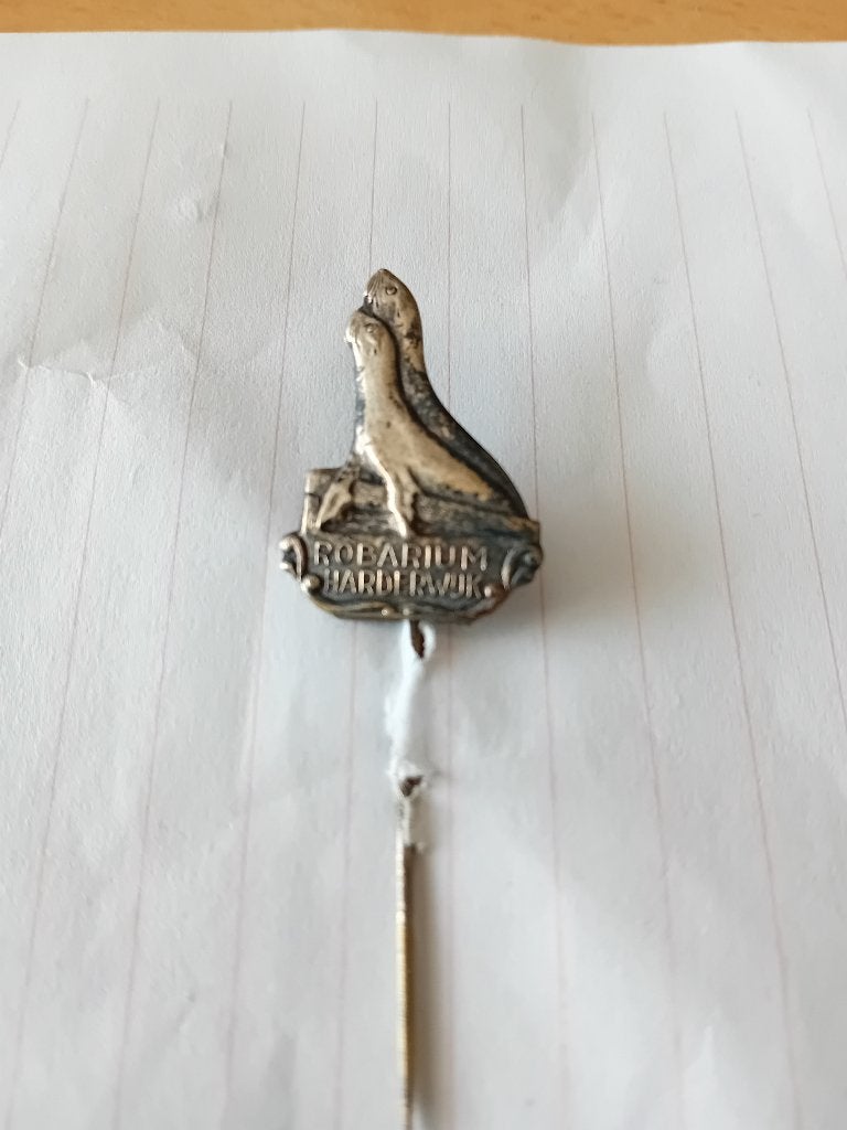 Oude pin - Robarium - Harderwijk, Ophalen of Verzenden, Gebruikt, Dier of Natuur, Speldje of Pin