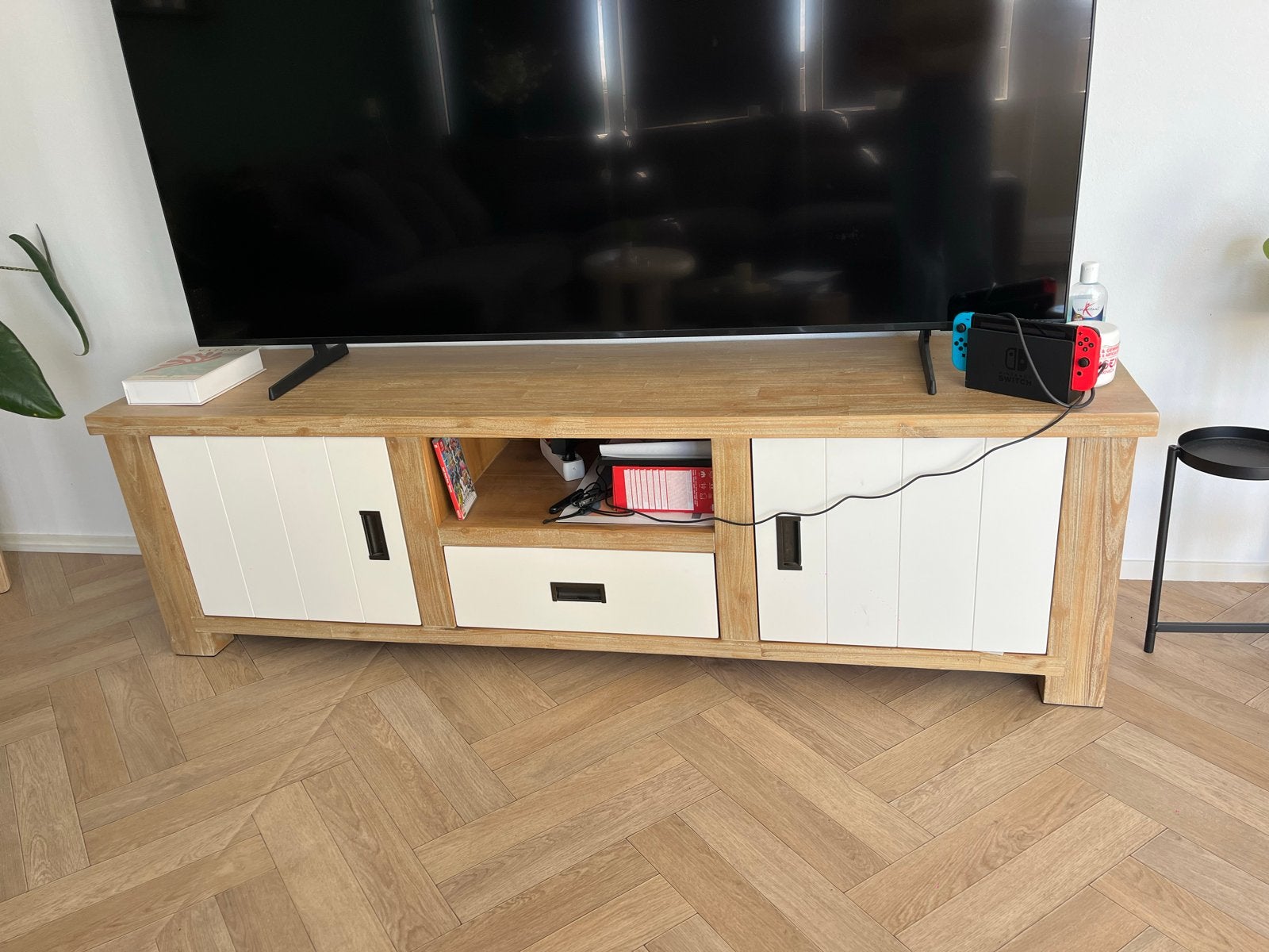 TV-meubel van hout met witte deuren en lade, Gebruikt, 150 tot 200 cm, Ophalen of Verzenden, Minder dan 100 cm