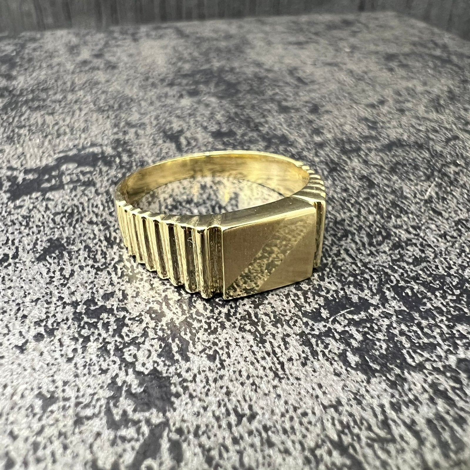 14k gouden ring zegelring nieuw, Ophalen of Verzenden, Zo goed als nieuw, Goud, Dame