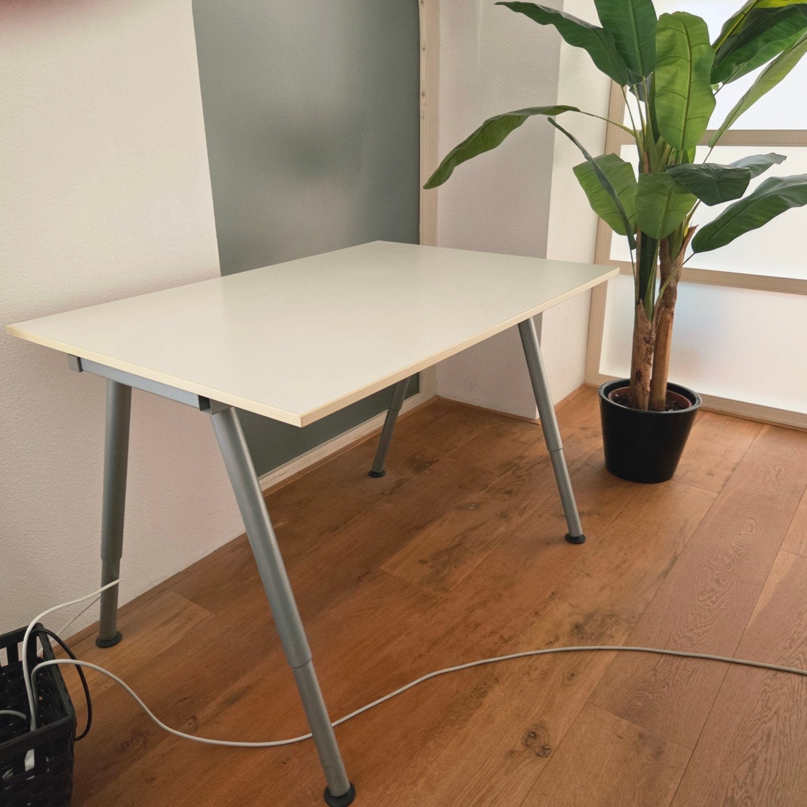 2x IKEA bureaus met metalen onderstel, Huis en Inrichting, Bureaus, Ophalen, Gebruikt, IKEA, Overige materialen