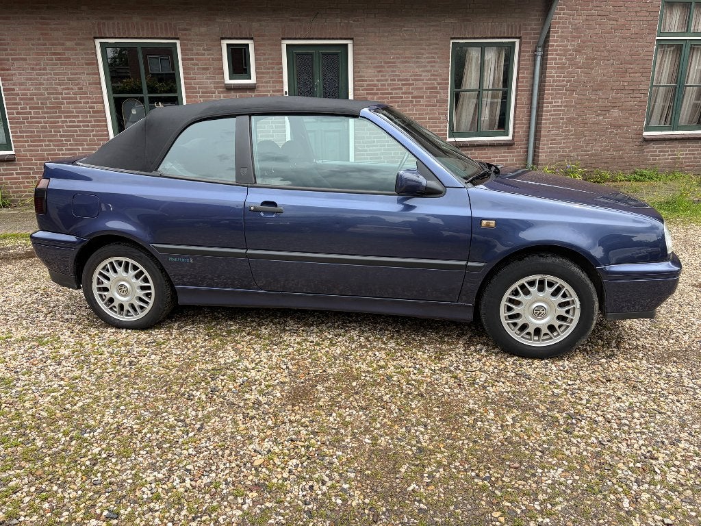 Volkswagen Golf 1.8 Cabriolet pink Floyd youngtimer, Voorwielaandrijving, Zwart, 4 cilinders, Cabriolet
