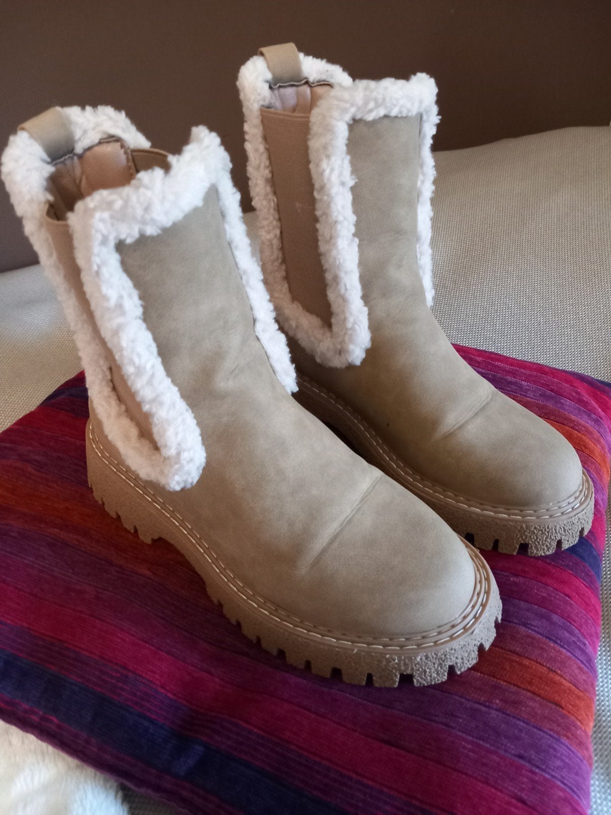 Warme beige laarzen met teddy voering maat 36, Ophalen of Verzenden, Zo goed als nieuw, Beige, Lage of Enkellaarzen