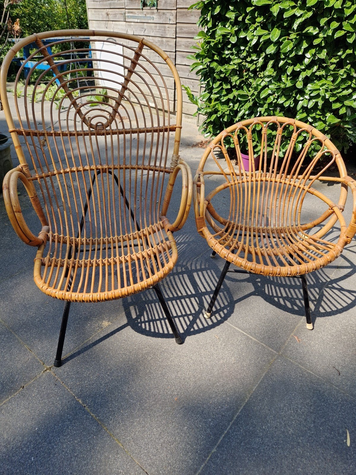 2 rotan stoeltjes met metalen onderstel, Huis en Inrichting, Stoelen, Ophalen, Gebruikt, Twee, Bruin
