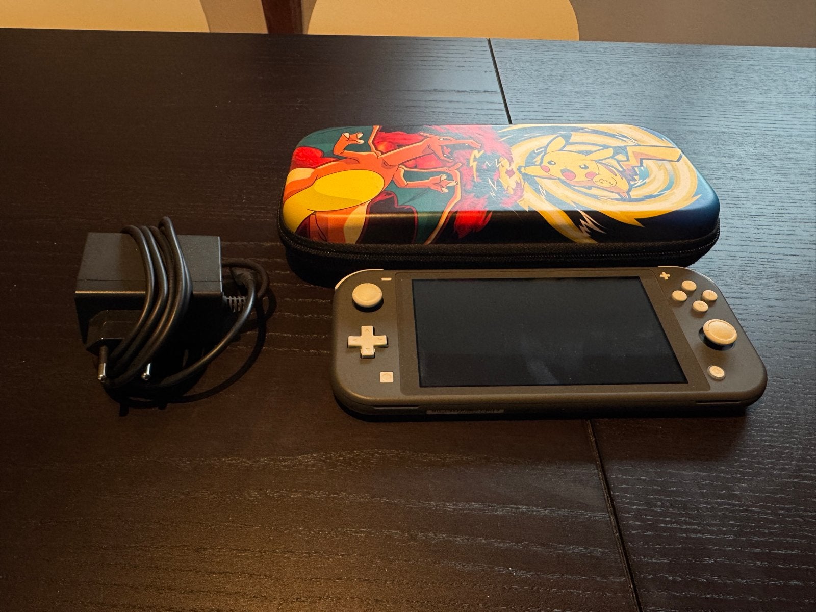 Nintendo Switch Lite + Oplader + Pokémon Case, Spelcomputers en Games, Ophalen of Verzenden, Grijs, Zo goed als nieuw, Met beschermhoes of tas
