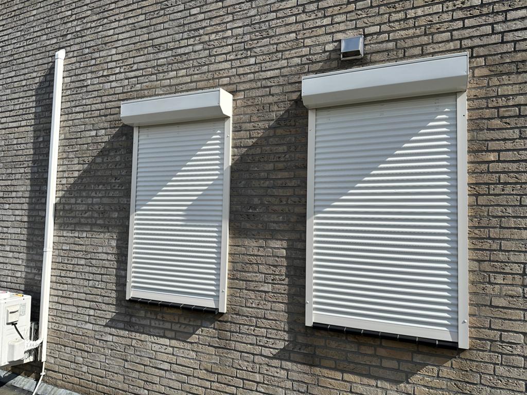 Vier rolluiken, crème en in prima staat!, Doe-het-zelf en Verbouw, Rolluiken, Ophalen, Gebruikt, Crème of Beige, 100 tot 150 cm