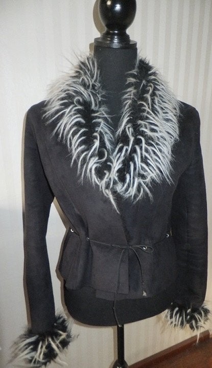 Prachtige warme suede jas zwart met imitatie bont kraag 36 S, Kleding | Dames, Jassen | Winter, Verzenden, Zwart, Zo goed als nieuw