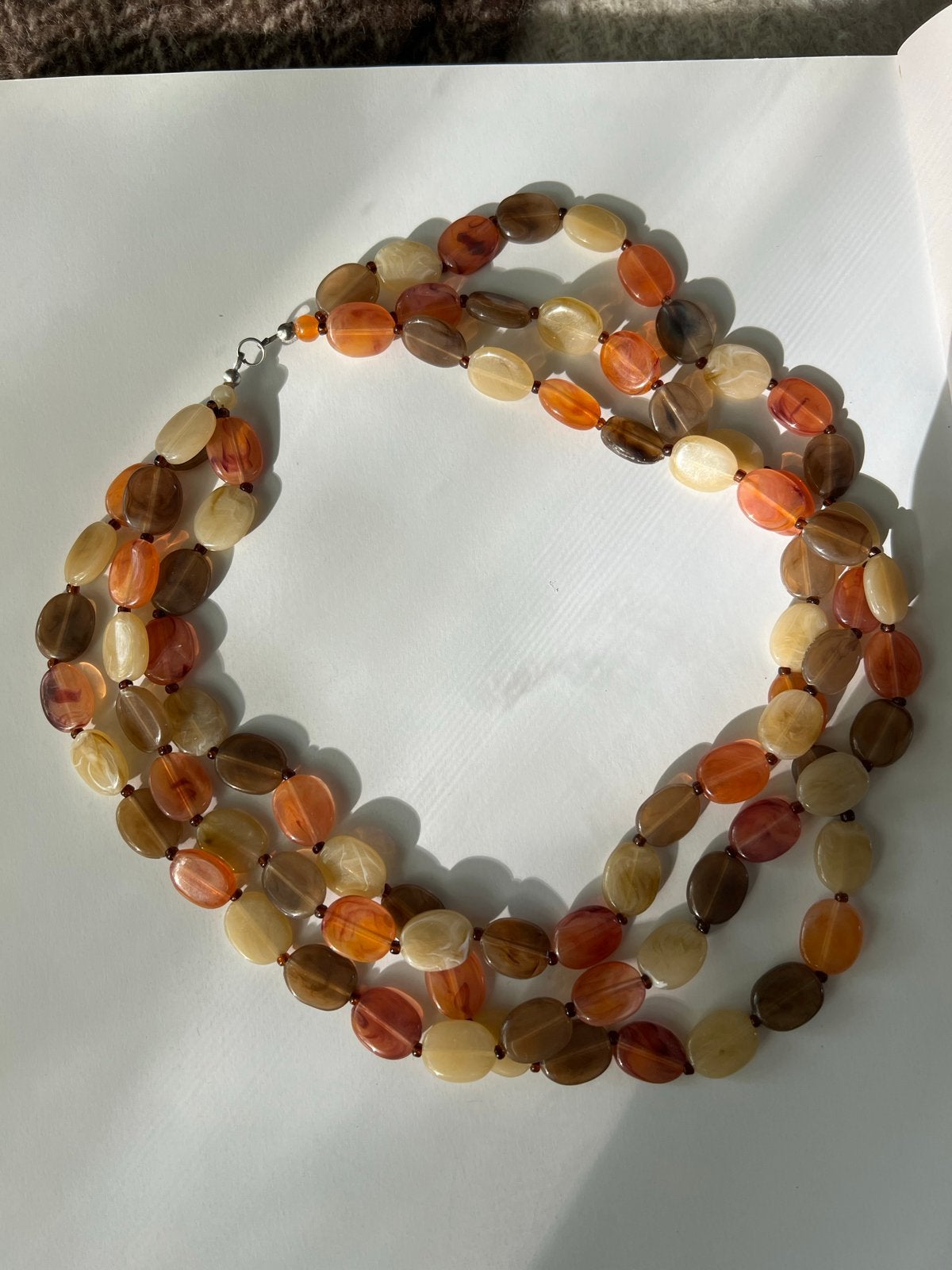 Mooie ketting met oranje, bruine en beige kralen, Ophalen of Verzenden, Gebruikt, Oranje, Overige materialen