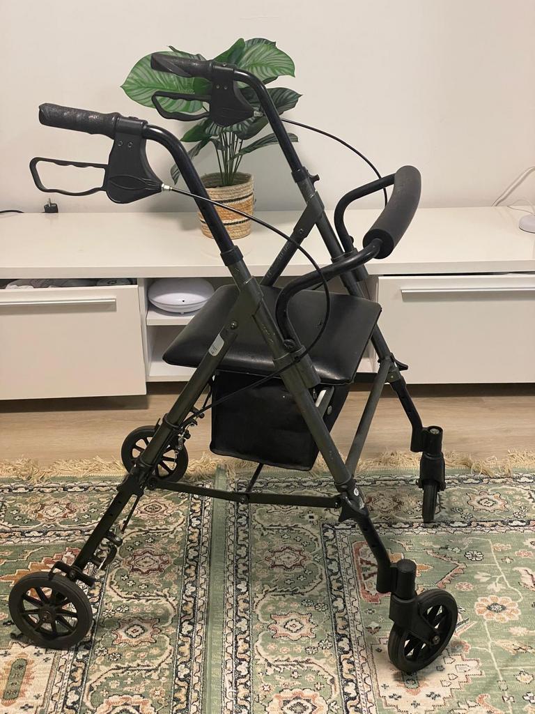 Rollator (zwart), Diversen, Ophalen, Zo goed als nieuw