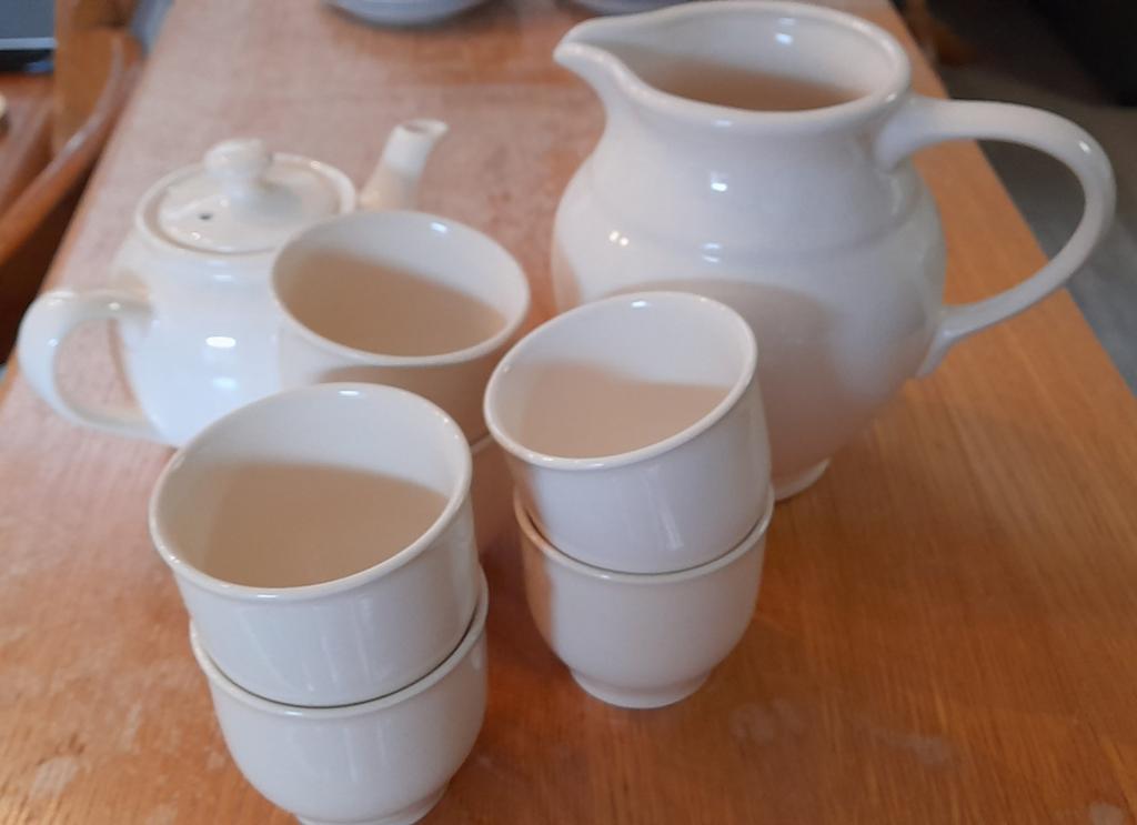 Wit theeservies met theepot, melkkan en kopjes, Keramiek, Ophalen of Verzenden, Zo goed als nieuw, Effen