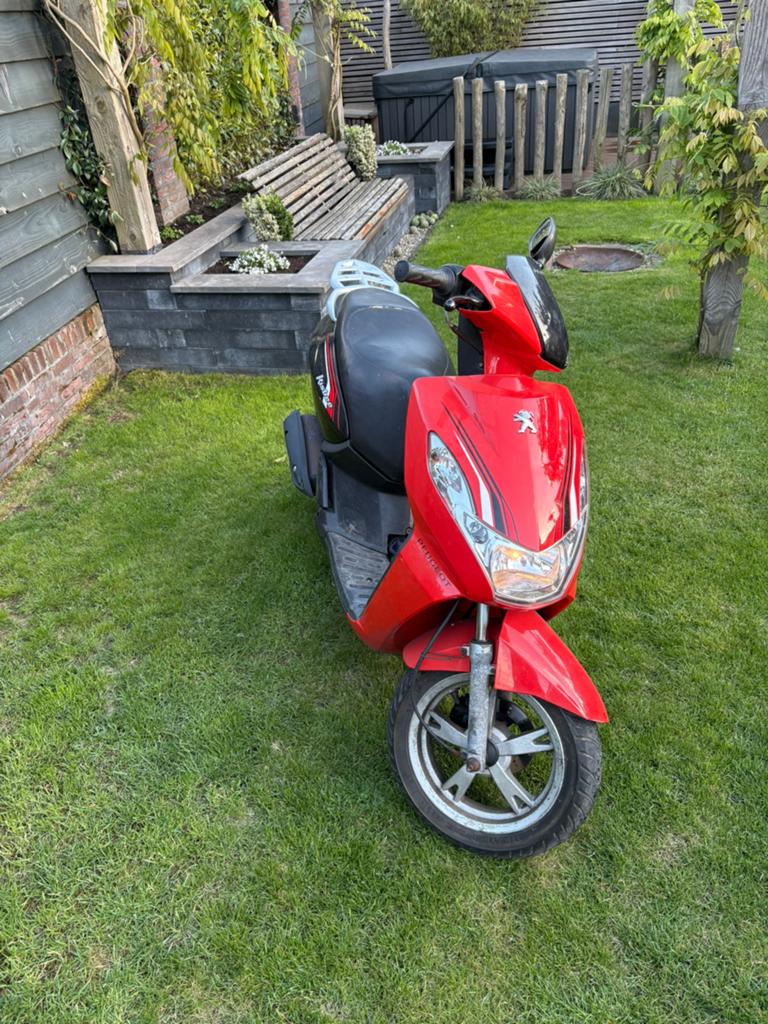 kisbee 50cc 4takt, Fietsen en Brommers, Snorfietsen en Snorscooters, Ophalen of Verzenden, Zo goed als nieuw, Benzine, Peugeot