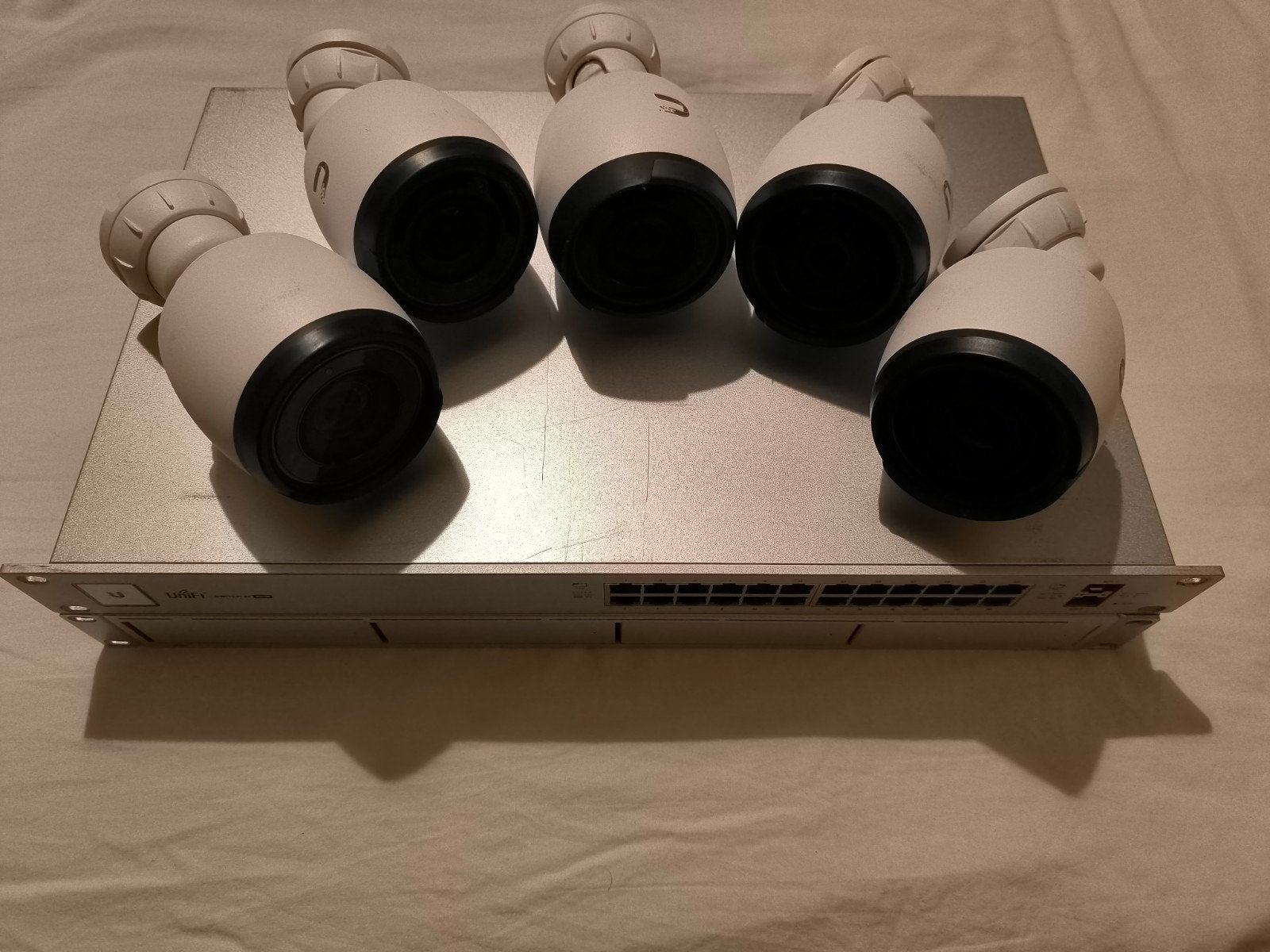 Ubiquiti UniFi Beveiligingsset: NVR, Switch & 5 G4-Pro Cams, Ophalen of Verzenden, Gebruikt, Buitencamera